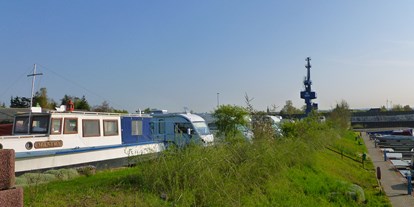 Reisemobilstellplatz - Bademöglichkeit für Hunde - Magdeburg - Blick vom Hafenparkplatz zum Wohnmobilstellplatz. - Sportboothafen-Haldensleben 