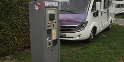 Reisemobilstellplatz - Nordrhein-Westfalen - Neuen Ticketautomat in der Einfahrt zum Stellplatz.
Bezahlung per EC-Karte, Münzen und Handy-App. - Wohnmobilhafen Marina-Rünthe