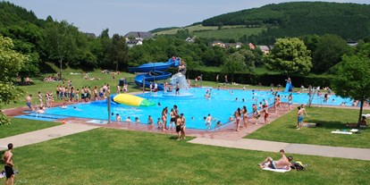 Motorhome parking space - Bademöglichkeit für Hunde - Ardennes / Diekirch - Schwimmbad geöffnet Juni bis September - Camping Kaul