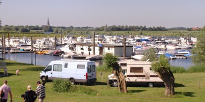 Reisemobilstellplatz - Bademöglichkeit für Hunde - Gelderland - Die schönen Campingplätze direkt am Wasser mit blick am Hafen (am Campingplatz) - Camping Ijsselstrand