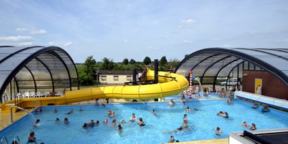 Motorhome parking space - Umgebungsschwerpunkt: Fluss - Veluwe - Das Schwimmbad mit Dach offen - Camping Ijsselstrand