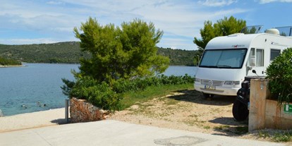 Motorhome parking space - Angelmöglichkeit - Croatia - Camp Mandarino