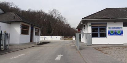 Motorhome parking space - WLAN: nur um die Rezeption vorhanden - Austria - Reisemobil - Stellpatz Graz Einfahrt - Reisemobil-Stellplatz Graz