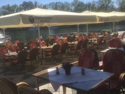 Reisemobilstellplatz - Wohnwagen erlaubt - Restaurant Aussenterasse direkt an der Havel - Havel Marin GmbH
