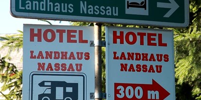 Reisemobilstellplatz - Wachau - Hinweisschild zum Stellplatz - nur noch 300 m die neue Privatstraße fahren. Traut Euch- Ihr seid willkommen. - Am Hotel Landhaus Nassau