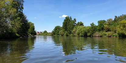 Reisemobilstellplatz - Umgebungsschwerpunkt: Fluss - Franken - Blick vom Kajak auf Haßfurt  - NaturFreunde Haßfurt e.V.