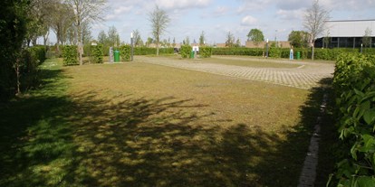 Motorhome parking space - Tennis - Niederrhein - Beschreibungstext für das Bild - Stellplatz am Fitnessbad
