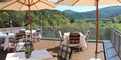 Reisemobilstellplatz - Umgebungsschwerpunkt: am Land - Rheinland-Pfalz - Panorama-Terrasse am Restaurant mit Blick in den Pfälzer Wald - Stellplatz Hotel Am Hirschhorn