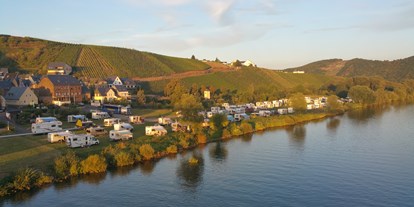 Reisemobilstellplatz - Umgebungsschwerpunkt: Fluss - Rheinland-Pfalz - Stellplatz im Sonnenuntergang - Platz am Moselufer