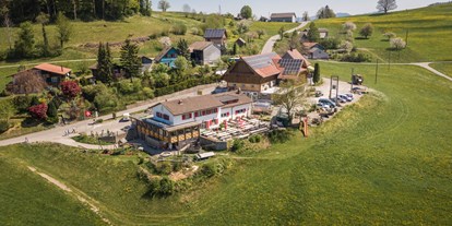 Reisemobilstellplatz - Grauwasserentsorgung - Schweiz - Leicht erhöhte, aussichtsreiche, sonnige Lage. 10 Standplätze für Wohnmobile auf Kies - Restaurant Käserei Berghof