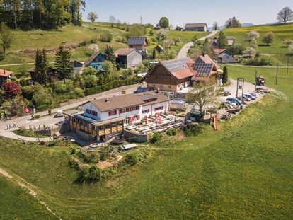 Reisemobilstellplatz - Umgebungsschwerpunkt: am Land - Schweiz - Leicht erhöhte, aussichtsreiche, sonnige Lage. 10 Standplätze für Wohnmobile auf Kies - Restaurant Käserei Berghof