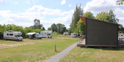 Reisemobilstellplatz - Duschen - Schopsdorf - Campingwiese mit Wohnmobilen und Sommerhäusern - Wassersportzentrum Alte Feuerwache