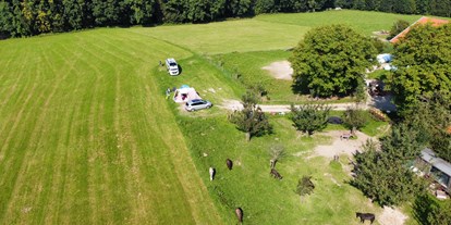 Motorhome parking space - Hunde erlaubt: Hunde teilweise - Chiemsee - Camping auf der Wiese - Naturlandhof Daxlberg