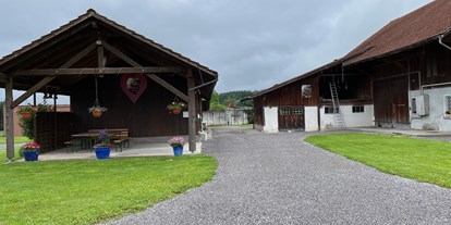 Reisemobilstellplatz - Grauwasserentsorgung - Schweiz - Einfahrt sehr einladen - Kocher Lindhof