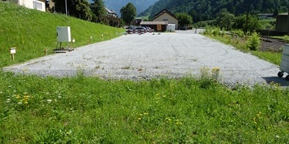 Reisemobilstellplatz - Umgebungsschwerpunkt: Berg - Schweiz - Platz gegen Norden - Luchsingen beim Bahnhof