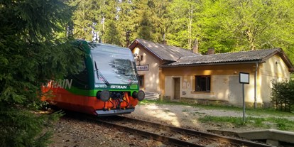 Reisemobilstellplatz - Stromanschluss - Waldkirchen (Freyung-Grafenau) - Je zwei Stunden mit Waldbahn. - Boubinsky prales nadrazi Boubin-Zaton /Boubin Urwald am Bahnhof Boubin-Zaton