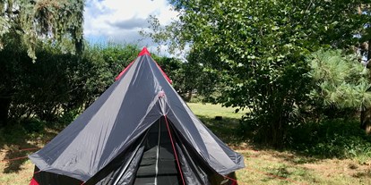 Motorhome parking space - WLAN: nur um die Rezeption vorhanden - Sachsen-Anhalt Nord - Unser ständiges Zelt mit 2 Schlafpritschen. - Naturhof Camping