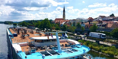 Reisemobilstellplatz - Swimmingpool - Ortenburg - Blick aufs Deck - Camper Stellplatz "VORMFELD"