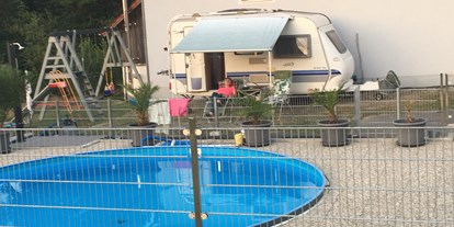 Reisemobilstellplatz - WLAN: am ganzen Platz vorhanden - Ortenburg - Unser Stelllatz direkt am Pool. - Camper Stellplatz "VORMFELD"