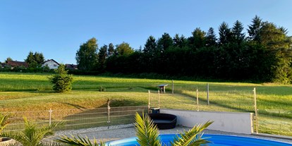 Reisemobilstellplatz - Hunde erlaubt: keine Hunde - Ostbayern - Nun kindersicher umfriedeter Poolbereich - Juni 2023 - Camper Stellplatz "VORMFELD"