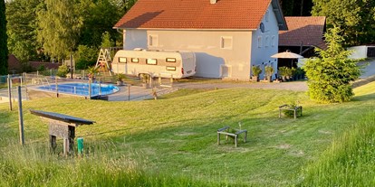 Motorhome parking space - Grauwasserentsorgung - Ostbayern - Blick vom Stellplatz "Wiese" richtung Betreiber-Wohnhaus und "Flying Dutchman"- Juni 2023 - Camper Stellplatz "VORMFELD"