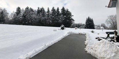 Motorhome parking space - Lalling - Blick im Winter auf den Stellplatz "Wiese" aus Richtung Zufahrtsweg - Dezember 2019 - Camper Stellplatz "VORMFELD"