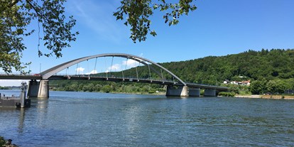 Reisemobilstellplatz - WLAN: am ganzen Platz vorhanden - Tittling - Donaubrücke in Vilshofen  - Camper Stellplatz "VORMFELD"
