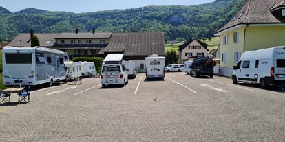 Motorhome parking space - öffentliche Verkehrsmittel - Switzerland - Stellplatz von Norden - Hirschenparkplatz Welschenrohr