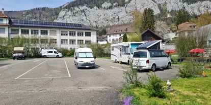 Reisemobilstellplatz - öffentliche Verkehrsmittel - Schweiz - Stellplatz von Süden. - Hirschenparkplatz Welschenrohr