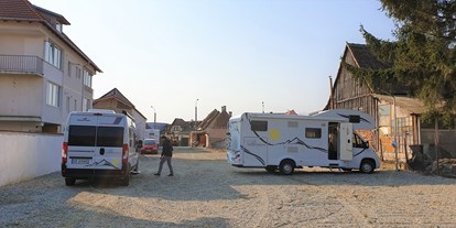 Motorhome parking space - öffentliche Verkehrsmittel - Romania - Stellplatz Sibiu - Nomad Camp