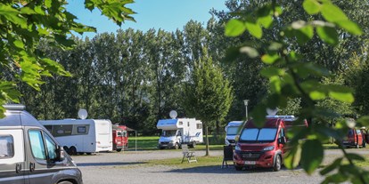 Motorhome parking space - Tennis - Lower Saxony - Idyllisch im Grünen gelegen  - Reisemobilhafen Bad Pyrmont in den Emmerauen