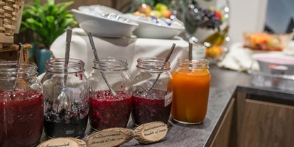 Reisemobilstellplatz - Wohnwagen erlaubt - Italien - Hausgemachte Marmeladen am Frühstücksbuffet - Rechenmachers Rosengarten