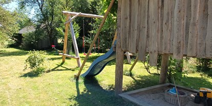Reisemobilstellplatz - Umgebungsschwerpunkt: Berg - Oberbayern - Garten mit Spielmöglichkeiten für Kinder  - Familienfreundlicher Stellplatz mit Panorama-Bergblick 