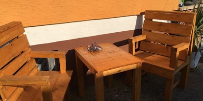 Reisemobilstellplatz - Wohnwagen erlaubt - Osthofen - Spieltisch 2 (Mühle,Mensch ärger dich nicht) - Weingut Vollmer