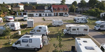 Reisemobilstellplatz - Stromanschluss - Blick auf Rezeptions- und Sanitärgebäude - Campingpark Erfurt