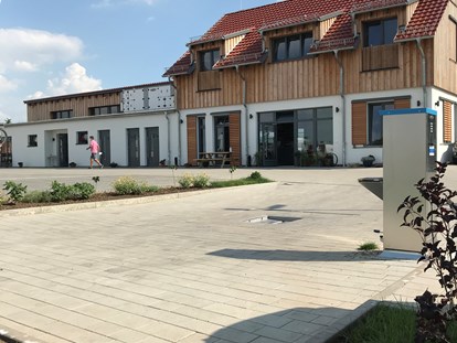 Reisemobilstellplatz - Umgebungsschwerpunkt: Stadt - Entsorgungsstation, Rezeption und Sanitärgbäude - Campingpark Erfurt
