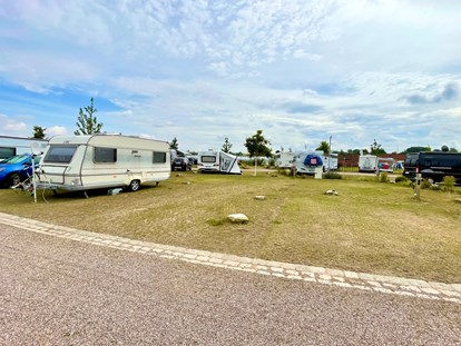 Reisemobilstellplatz - Umgebungsschwerpunkt: Stadt - Standardparzelle für WoMo oder WoWa - Campingpark Erfurt