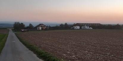 Reisemobilstellplatz - Umgebungsschwerpunkt: am Land - Baden-Württemberg - Blick auf den Hof vom Feld aus - Eichhälderhof