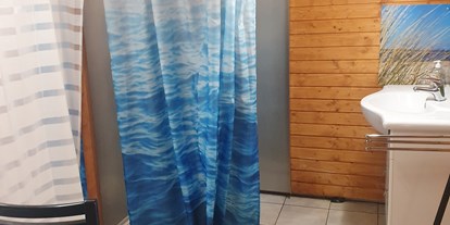 Motorhome parking space - Insel Usedom - die dusche nur mit Duschvorhang getrennt - AufNachUsedom 