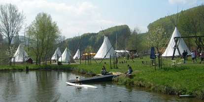 Reisemobilstellplatz - Frankfurt Rhein-Main - Direkt im Tipi Dorf befindet sich auch ein kleiner See. Hier kann man sich erfrischen oder mit den Kindern eine Runde Kanu fahren. - Bio-Hof Gensler 