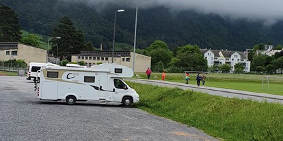 Motorhome parking space - öffentliche Verkehrsmittel - Switzerland - Glarus, Parkplatz Kasernenstrasse