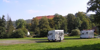 Reisemobilstellplatz - Art des Stellplatz: bei Hotel - Hessen - Stellplatz mit Blick auf die Schlosskulisse - 36142 Tann (Rhön), Am Unsbach
