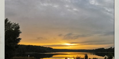 Reisemobilstellplatz - WLAN: teilweise vorhanden - Deutschland - Sonnenuntergang am Großsee - Stellplatz Waldcamping Am Großsee