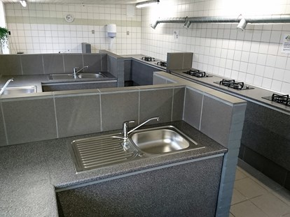 Reisemobilstellplatz - Duschen - Gute sanitär gebäude mit Küche, frei Dusche, Aufenthaltsraum, TV,  - Stellplatz Hirtshals / Tornby Strand Camping
