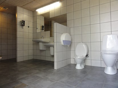 Reisemobilstellplatz - Grauwasserentsorgung - Dänemark - Sehr gute sanitär.  - Stellplatz Hirtshals / Tornby Strand Camping