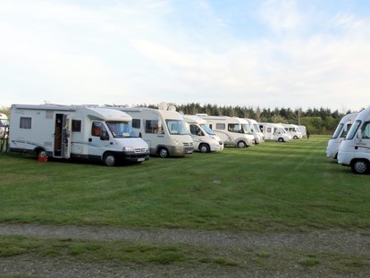 Motorhome parking space - Duschen - Denmark - Stellplatze am campingplatz für Wohnmobil - Stellplatz Hirtshals / Tornby Strand Camping