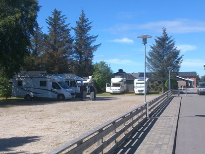 Reisemobilstellplatz - Ålbæk - 10 Platze vor der Schranke mit und ohne Strom - Stellplatz Hirtshals / Tornby Strand Camping