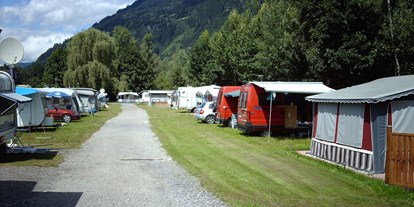 Reisemobilstellplatz - Art des Stellplatz: eigenständiger Stellplatz - Tirol - Weg mit Campern und im Hintergrund die schöne Zillertaler Bergwelt - Wohnmobilstellplätze am Camping Hochzillertal