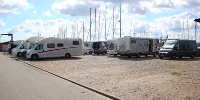 Reisemobilstellplatz - Art des Stellplatz: bei Marina - Seeland - einiges an Platz aber man steht eng - Svanemøllehavnen