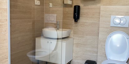 Reisemobilstellplatz - WLAN: am ganzen Platz vorhanden - Zadar - Šibenik - Moderne Sanitärräume. - Kamp Kanić